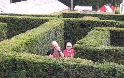 Shimmer takes his maze navigating defeat badly, Midgey is not particularly arsed.