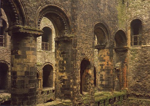 Yes, I know, this is not the battlements, but all that's up there are a few confused looking pigeons, not very spooky!