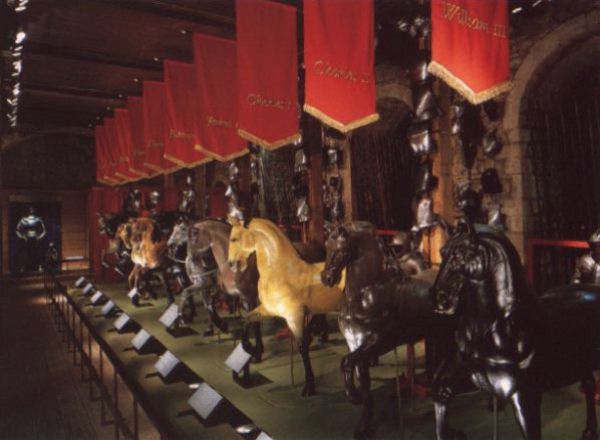 At this point only Henry VIII and Charles I actually wore their personal armour. Others had been shown in totally incorrect armour. Henry VII wore the silvered and engraved armour of Henry VIII, and an armour probably made for Charles I when he was Prince of Wales was given to the young king Edward V. The most amusing mistake had to be that of William the Conqueror. He had been dressed in a Greenwich armour of around 1590 and provided with a matchlock musket!!