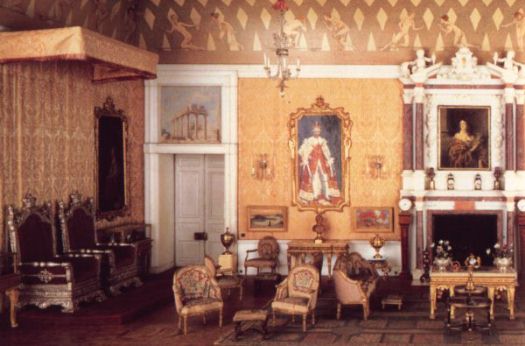 The house was also intended to be an accurate record of a house of its time. The aim was to make a model house of the early twentieth century fitted right down to the smallest details including foods and toilet paper in the bathrooms. I have also been informed that this house has running hot and cold water and flushing toilets!